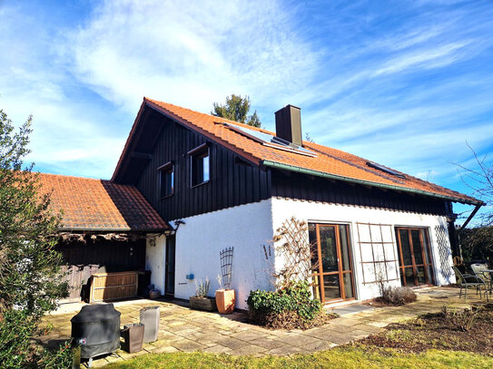 Ruhig gelegenes, laufend renoviertes Einfamilienhaus auf großem Grundstück mit Holzlege und Garage