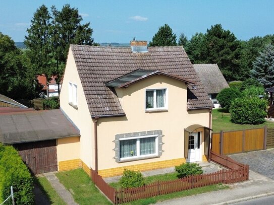 Familienidyll mit großem Grundstück, Garage und herrlichem Weitblick wartet auf Ihre Gestaltungsideen