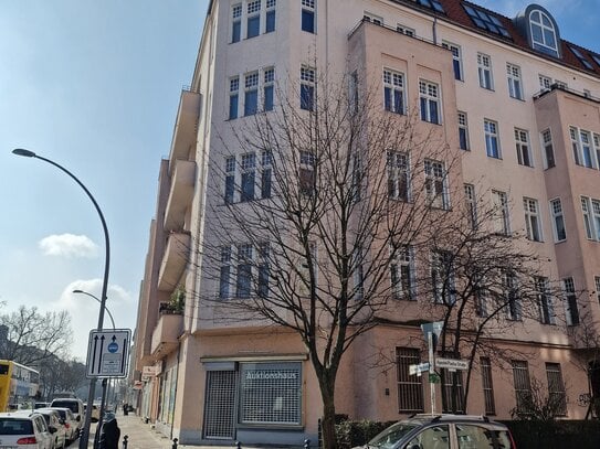 Perfekt für Cafés! Große Schaufensterfront an frequentierter Straße und viel Lagerfläche.