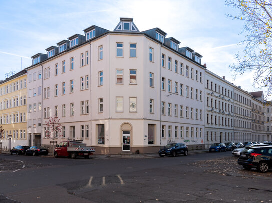 INVESTIEREN MIT AUSSICHT // Vermietete 2-Raum-Wohnung mit PKW-Stellplatz // Park vor der Haustür