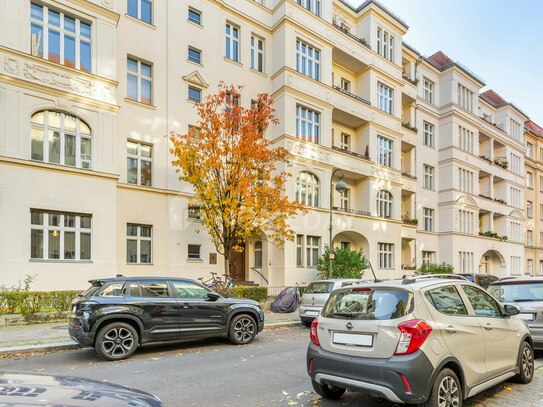 Bezugsfrei und saniert! Schöne 2-Zimmer-Altbauwohnung mit Balkon, Gartenblick und Einbauküche