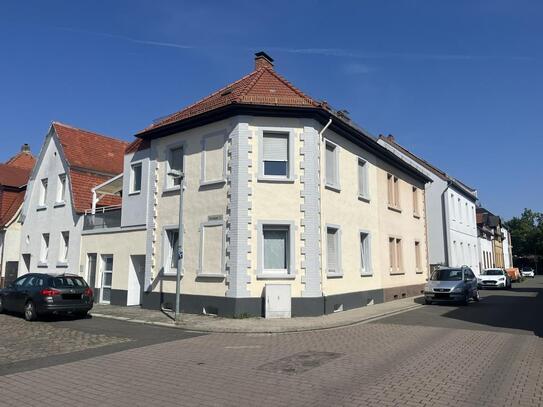 Rundum renoviert und bezugsfertig: Geräumiges Ein-/Zweifamilienhaus in Worms zu verkaufen