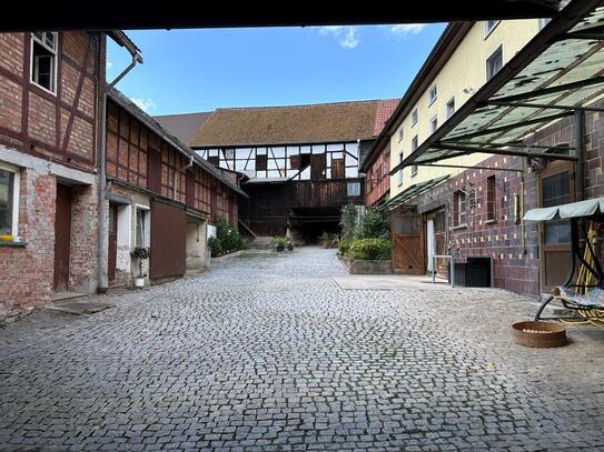 Vierseiten-Bauernhof mit viel Land und Gestaltungsmöglichkeiten für private sowie gew. Zwecke!