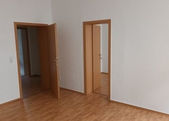 2-Zimmer-Wohnung im EG, Balkon, Küche und Bad mit Fenster, Wannenbad