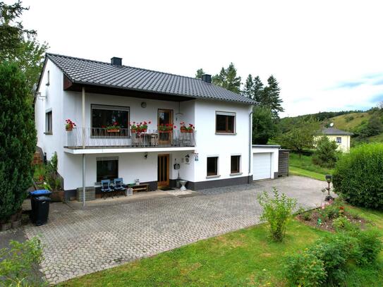 Ruhig gelegenes, freistehendes Wohnhaus mit Balkon, Terrasse und Garage in Niederehe