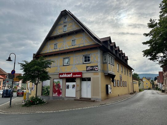 Vielseitig nutzbare Gewerbefläche (Verkauf/Ausstellung/Büro/Lager uvm.) am Dorfplatz