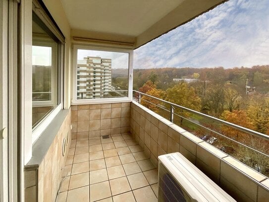 Frei, hell & modern! Renovierte 2-Zi.-Whg mit sonnigem Balkon, EBK, Aufzug und Außenstellplatz