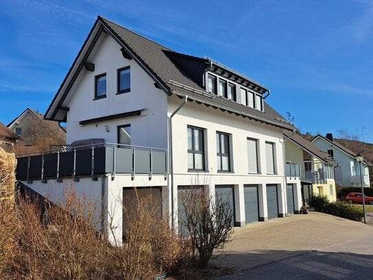 Neuwertiges Doppelhaus mit zwei Wohneinheiten, 6 Garagen u. Carport in Bad Berleburg-Raumland