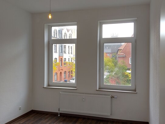 Anfragen NUR per Email. Moderne und gepflegte 2-Zi. Whg. im 1-OG mit Balkon, Garderobenraum und Top Badezimmer. Absolut…