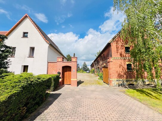 Idyllisches Zweifamilienhaus mit großem Grundstück