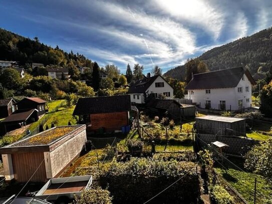 Klassische gut gepflegte Doppelhaushälfte mit Garten in ruhiger Lage in Calmbach