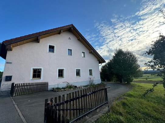 Hofstelle mit großem Nebengebäude bei Roding