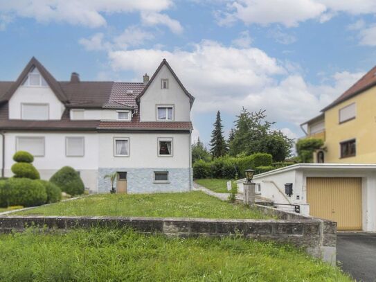 Home sweet home: DHH mit schönem Garten, Balkon, einer Garage und weiterem Gestaltungspotenzial