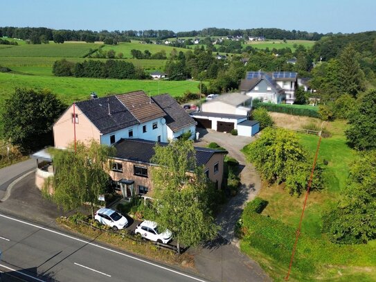 OPEN HOUSE: Ehemaliger Hof als Ein- bis Dreifamilienhaus mit Nebengebäuden auf großem Grundstück