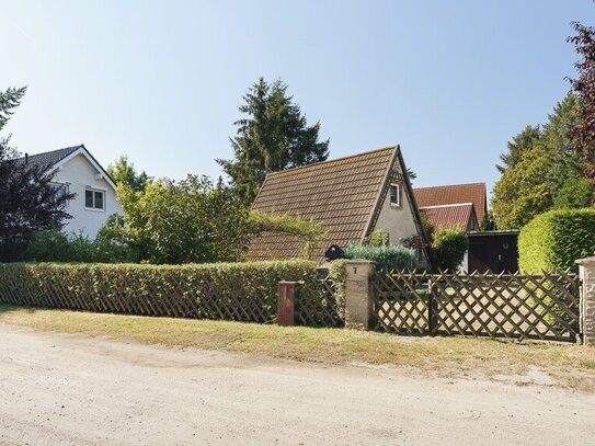 Sonniges Baugrundstück mit Ferienhaus, voll erschlossen