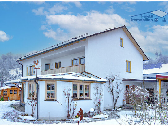 Außerordentlich gepflegtes Zweifamilienhaus mit Burgblick für gehobene Ansprüche