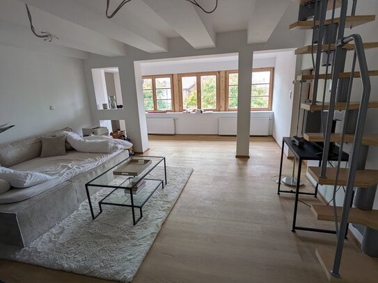 Helle großzüzige 2,5 Zimmer Wohnung