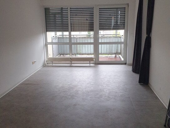 Helle 2 Zi Wohnung, 40m2, für SENIOREN, mit EBK und Balkon