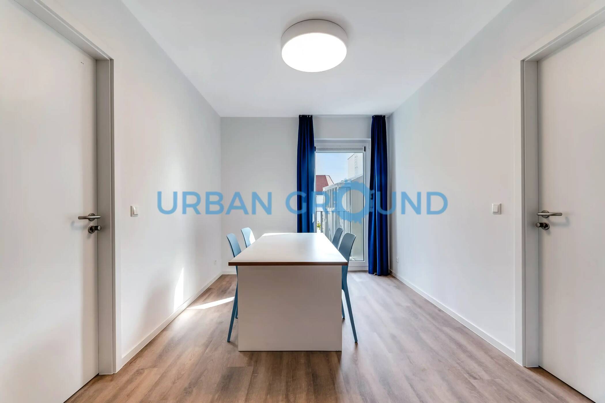 Vollständig eingerichtetes Privatzimmer mit Balkon in einer gemischten 5er WG - Photo 1