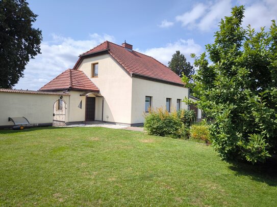 Großes Grundstück mit Einfamilienhaus + Garage + Pool + Sauna