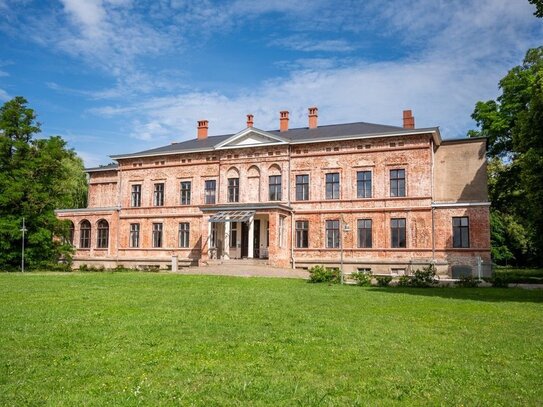 Schloss mit Parkanlage sucht neue Visionäre, inkl. Wohnhaus, Marstall, Remise und Bullenstall