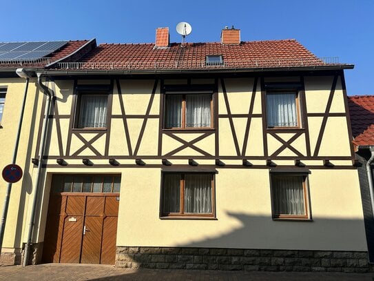 solides Bauernhaus mit viel Platz, zwei Garagen, Scheune & Hof