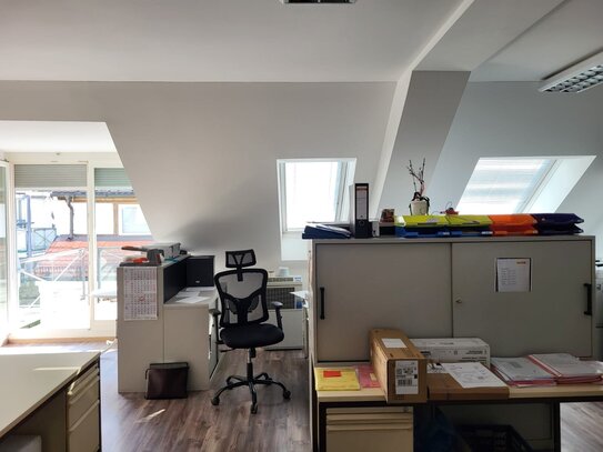 Kleines Büro mit Balkon und WC und Küche