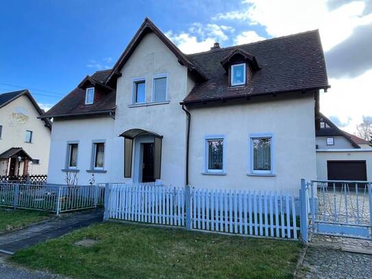 Wohnhaus mit Garagen und Nebengelass