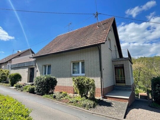 Freistehendes, grundsolides Einfamilienhaus mit schönem Ausblick