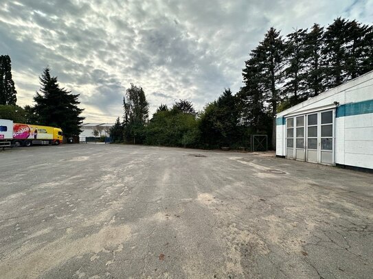 Gepflasterte Freifläche mit Bürocontainer-Option im Gewerbehof - 1.650 m²