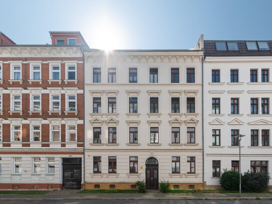 MAISONETTE-WOHNUNG MIT 2 ZIMMERN UND GALERIEFLÄCHE IM SPITZBODEN // Balkon und Einbauküche inklusive