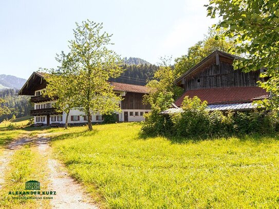 Bauernhof im Chiemgau mit ca. 37 ha Wiese und Wald