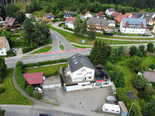 Großflächiges Wohn- und Geschäftshaus in Titisee-Neustadt - Ein Juwel der Vielseitigkeit