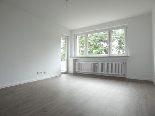 *großzügige und modernisierte 2-Zimmer-Wohnung mit Balkon*