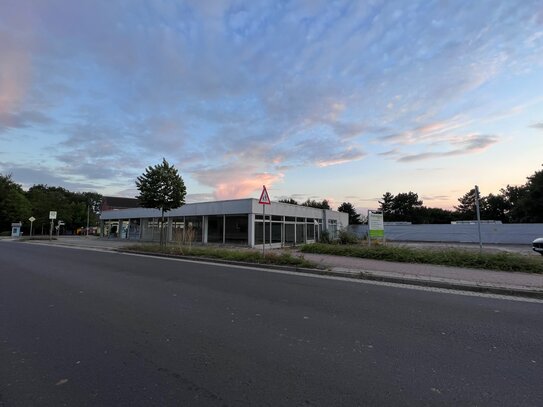 Gewerbegrundstück mit einem Autohaus I Lagerhallen I Werkstattgebäude I Freiflächen an der B73 zu vermieten!