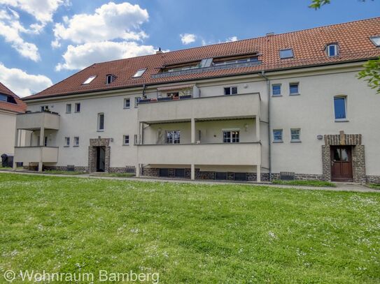 Zentral gelegene 3- Zimmer- Wohnung in ruhiger, gepflegter Wohnanlage mit Balkon und Blick ins Grüne