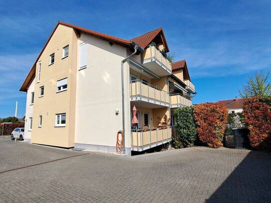 **Große Dreiraumwohnung mit Balkon, Einbauküche und Garage, KAUFEN statt mieten!***