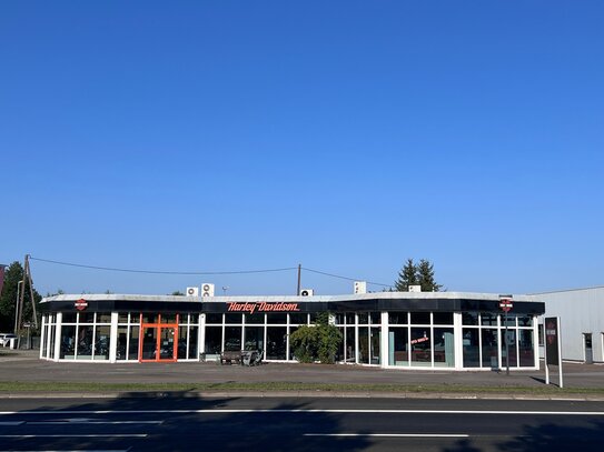 Autohaus/Pavillion mit separater Werkstatt in direkter Lage an der Bundesstraße B92