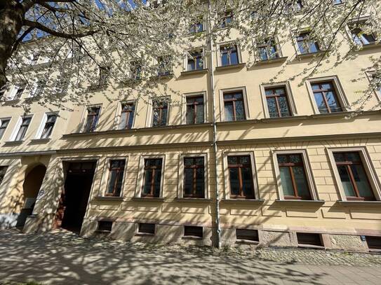Zentral gelegen! Sanierte 2 Zimmer mit Balkon + großer Küche im EG!