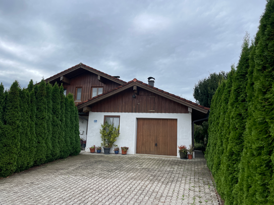 Wohnhaus in Fridolfing an ruhiger sonniger Anliegerstraße - Gartenhaus, Wintergarten, Garage