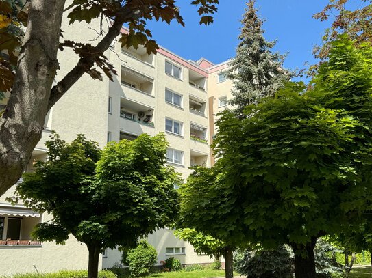 SONNIGE, HELLE GEMÜTLICH 3 ZIM.+S-W-BALKON MIT GRÜNEM WEITBLICK, AUFZUG U. PKW-GARAGENPLATZ