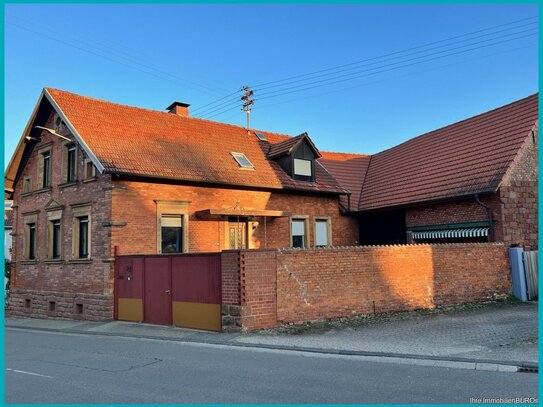 Charmantes Backsteinhaus in sehr gutem Zustand mit schönem Innenhof und einer großen Scheune