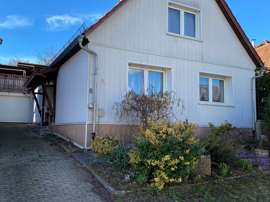 Einfamilienhaus mit Garten, Garage und Stadel in Röckingen