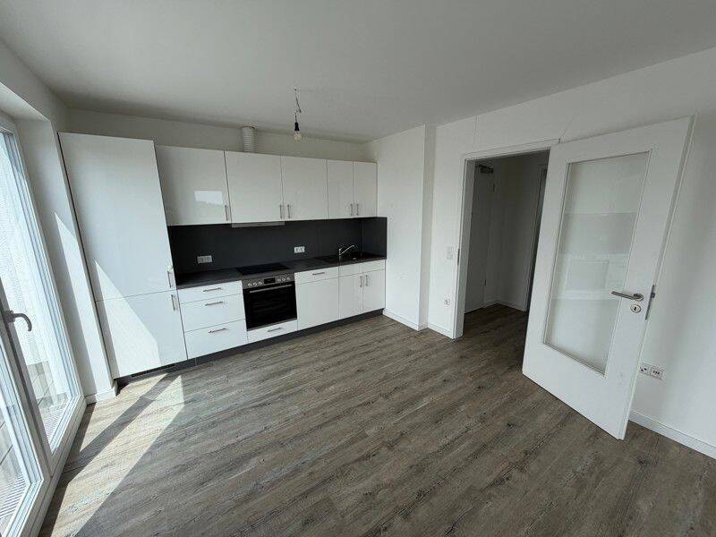 Modernes Dachgeschoss-Highlight: 2. Bezug mit Einbauküche, Balkon & Terrasse in Berlin-Mariendorf - Photo 1