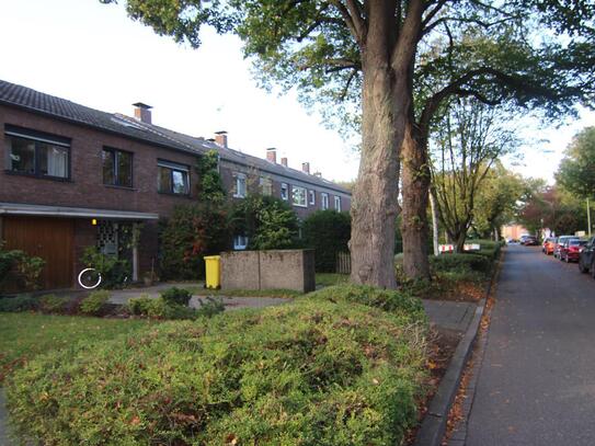 NEUSS DREIKÖNIGENVIERTEL - AN DER OBEREFT - SCHÖNE ZWEIZIMMERWOHNUNG MIT TERRASSE IN KLEINER EINHEIT