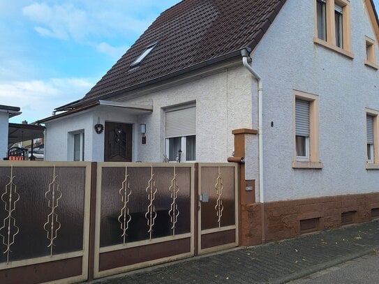 Freistehendes Einfamilienhaus mit Garage, Nebengebäuden und Garten