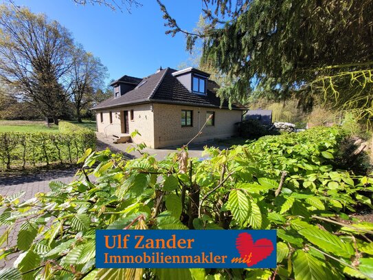 Zweifamilienhaus in Bad Bodenteich, mit 3.094 m² Grundstück (Bauland für ein weiteres Haus)