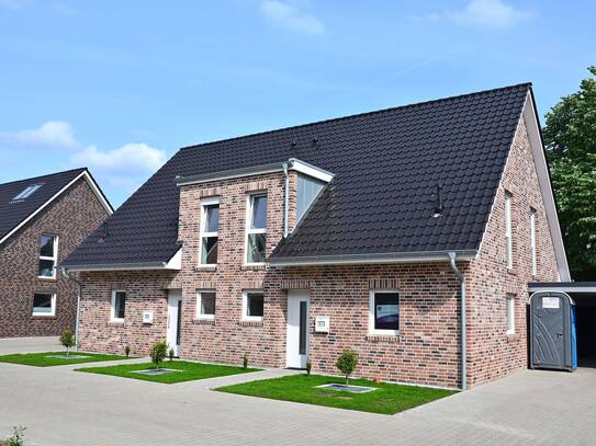 Neuwertige Doppelhaushälfte mit Carport, Einbauküche und geschützt liegendem Gartenbereich mit Terrasse in Bad Zwischen…