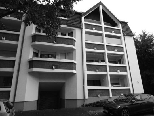 Renovierungsbedürftige Wohnung mit Loggia und Tiefgaragenstellplatz!