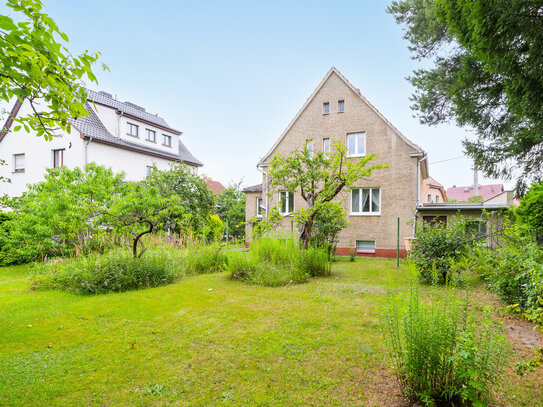 Bahnhofsnahes Einfamilienhaus mit viel Potenzial in Biesdorf - Mit Keller, Garage, großem Garten